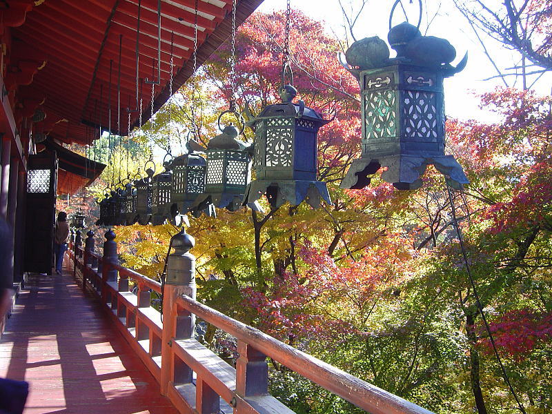 談山神社の拝殿舞台からの紅葉眺望
