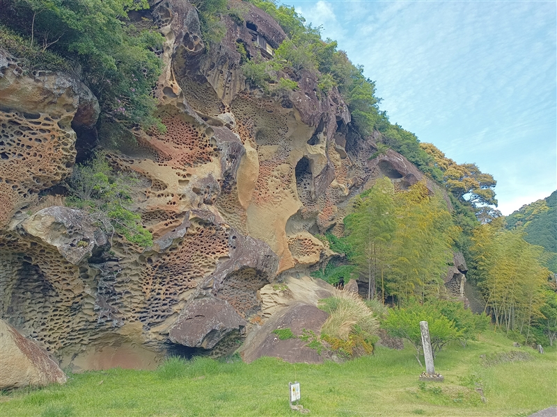高さ20ｍ高池の虫喰岩（和歌山県古座川町）の写真画像集とレビュー