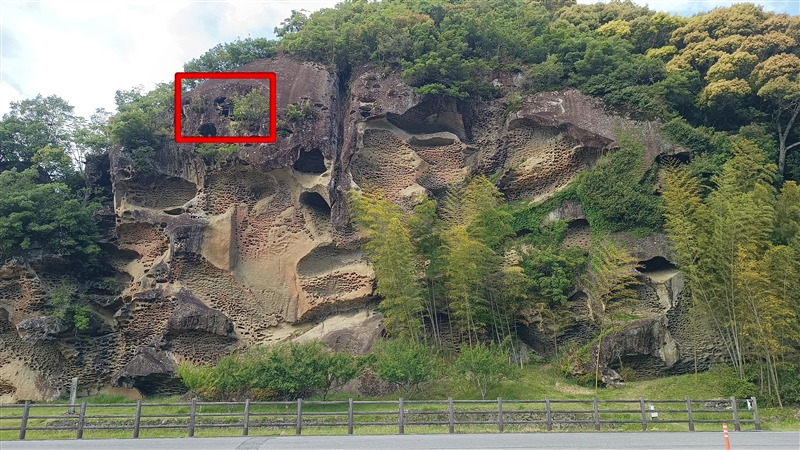 高さ20ｍ高池の虫喰岩（和歌山県古座川町）の写真画像集とレビュー
