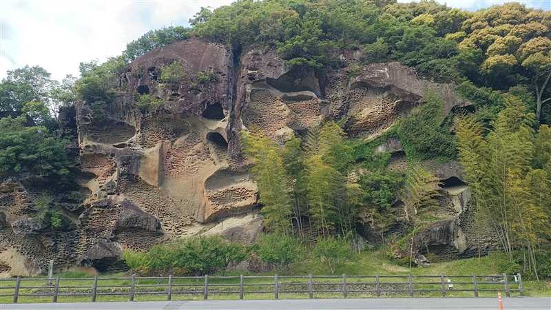 高池の虫喰い岩（和歌山県古座川町）