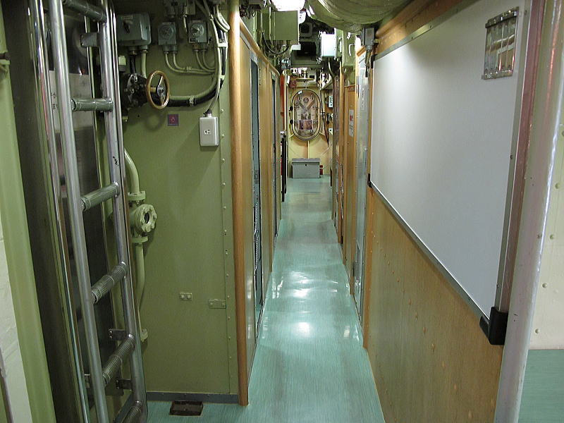 潜水艦「あきしお」内部-通路