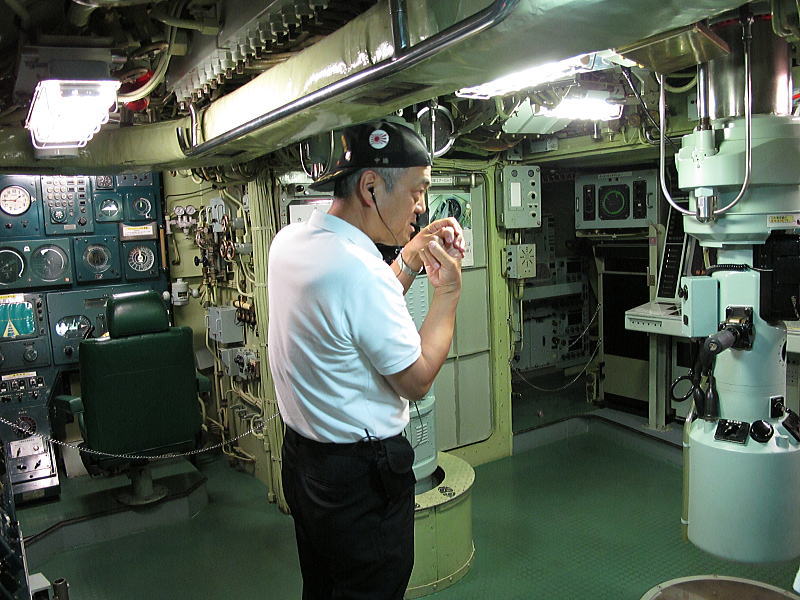 潜水艦「あきしお」内部-解説員が潜望鏡解説