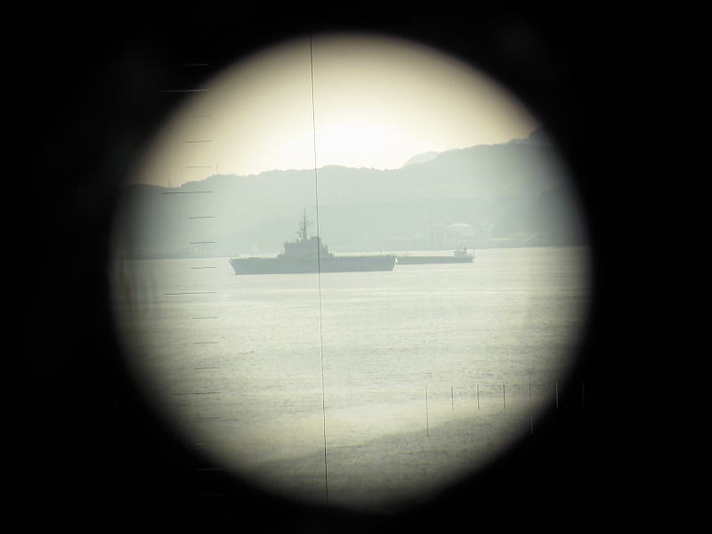 潜水艦「あきしお」内部-潜望鏡で見る輸送艦